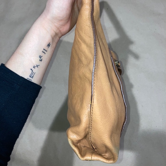 Clearance 🛍 Caramel fossil handbag. - Picture 5 of 7